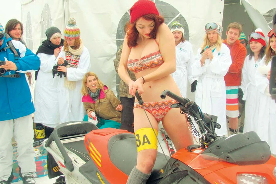 Pornirea unui  snowmobil le-a cam dat de furcă fetelor