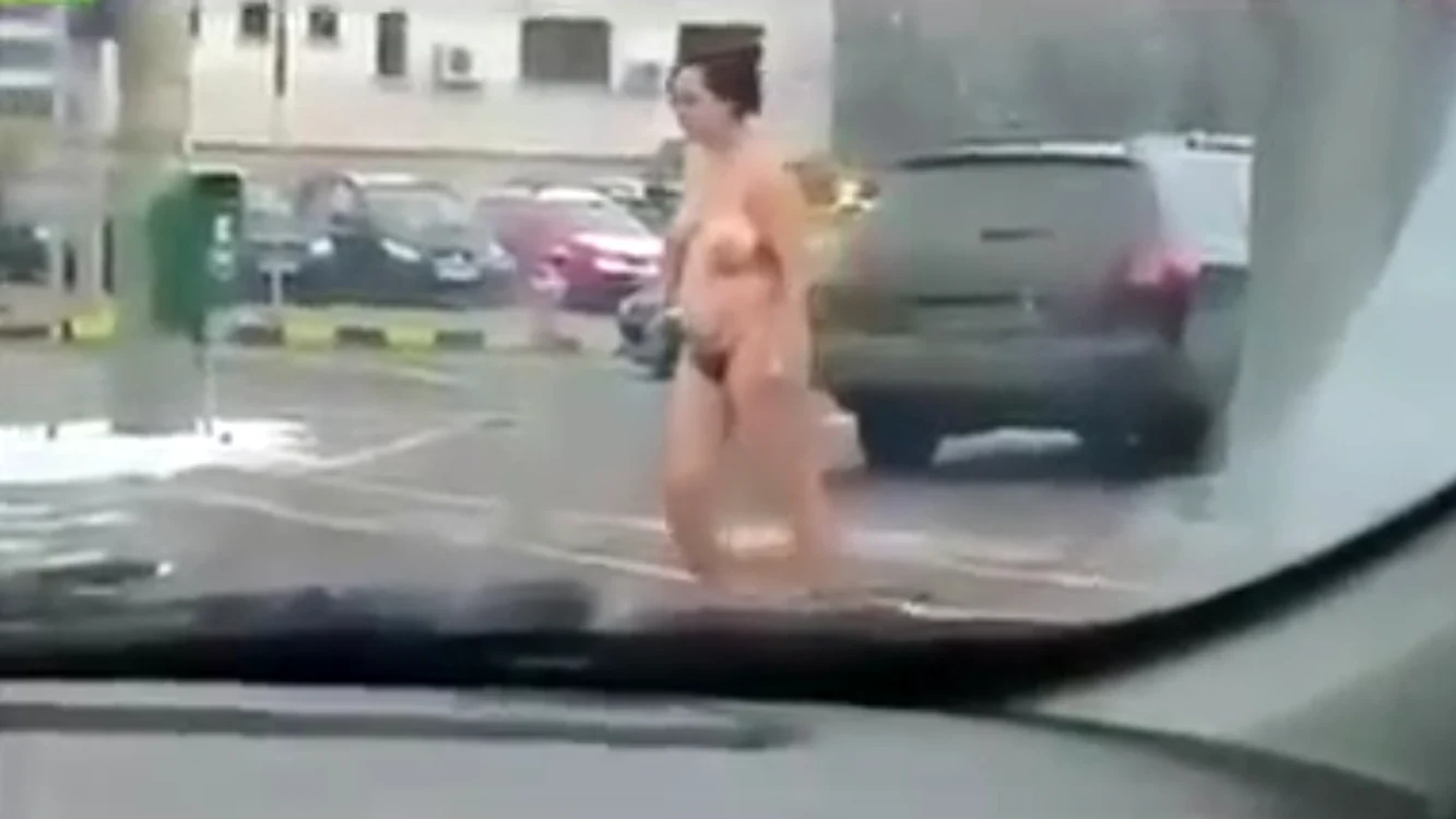 
    Femeia a traversat intersecţia fără să simtă frigulcaptură video  
