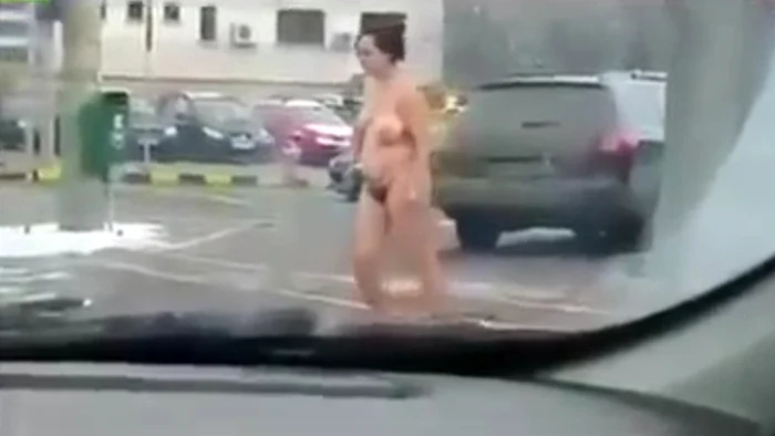 Femeia a traversat intersecţia fără să simtă frigulcaptură video