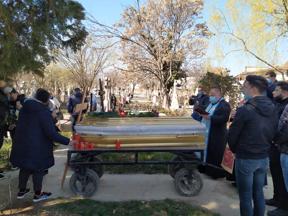 
    Cornelia Catanga a fost înmormântată sâmbătă, 27 martie, la cimitirul Ghencea Civil din Bucureștifoto: Blitz / Click!  