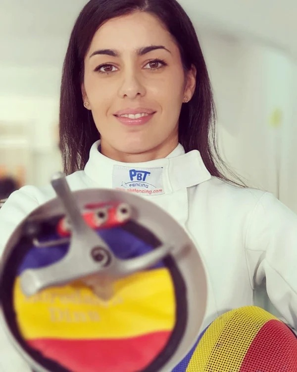 Loredana Dinu în costumul de scrimă