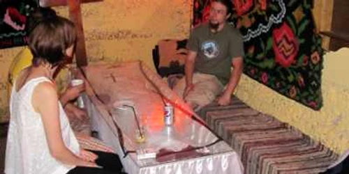 Tinerii se bucură de camera amenajată în stil ţărănesc