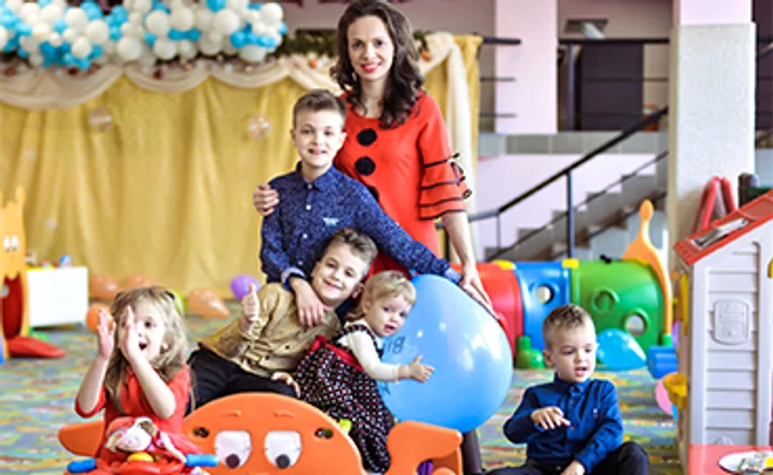 Raluca, alături de copiii ei: Serafim (12 ani), Casian (10 ani jumătate), Maria (8 ani jumătate), Emilian (6 ani) şi Anastasia (3 ani jumătate)