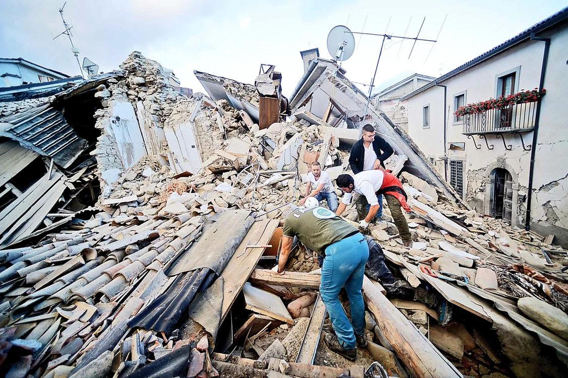 
    Numărul românilor morţi sau răniţi în cutremurul din Italia creşte de la oră la oră Foto: AFP  