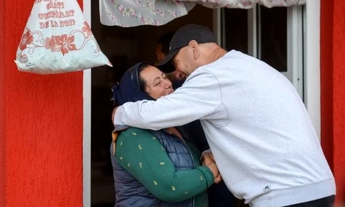 Viorel Cataramă s a îmbrățișat cu oamenii din Bărbulești special pentru a contacta coronavirusul jpeg