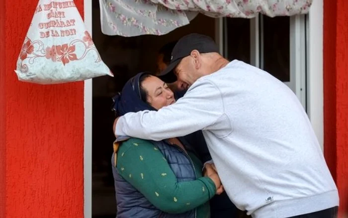 
    Viorel Cataramă s-a îmbrățișat cu oamenii din Bărbulești special pentru a contacta coronavirusul  