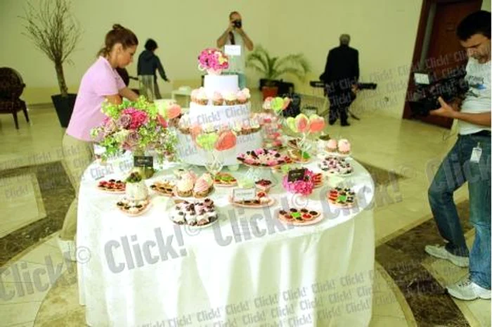 
    Vedeta s-a cununat religios, ieri, cu iubitul mai tânăr cu 11 ani, Marius Elisei   