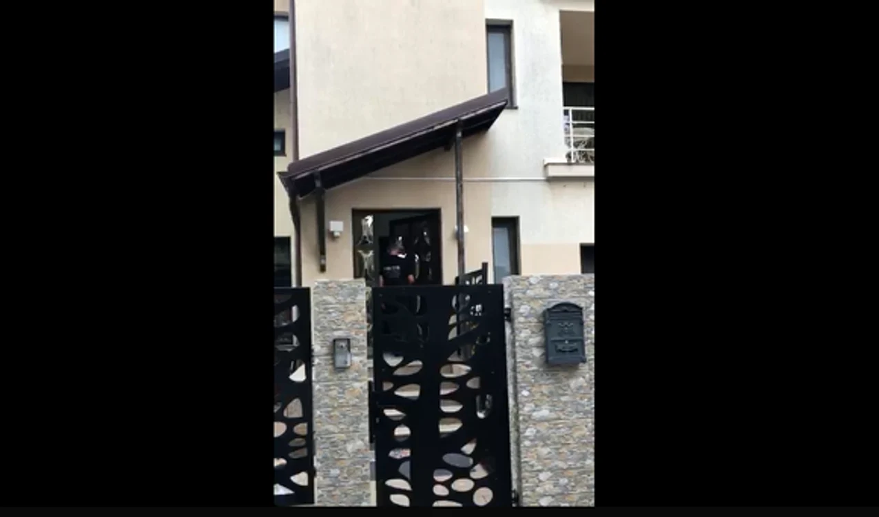 
    Brigitte și soțul ei au fost escortați de oamenii legii la secția de Polițiefoto: BLITZ / CLICK!  