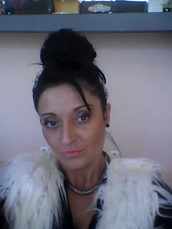 Loredana Ivan era deopt luni vânzătoare la magazinul Alinei Petre