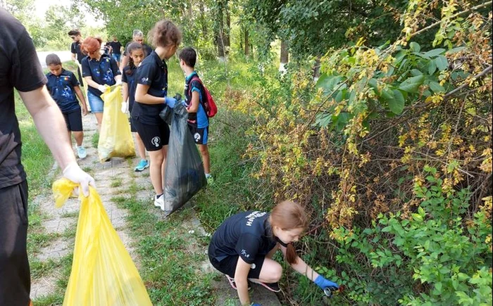 Micuților handbaliști de la Olympic RFH le este dezvoltat spiritul civic de mici