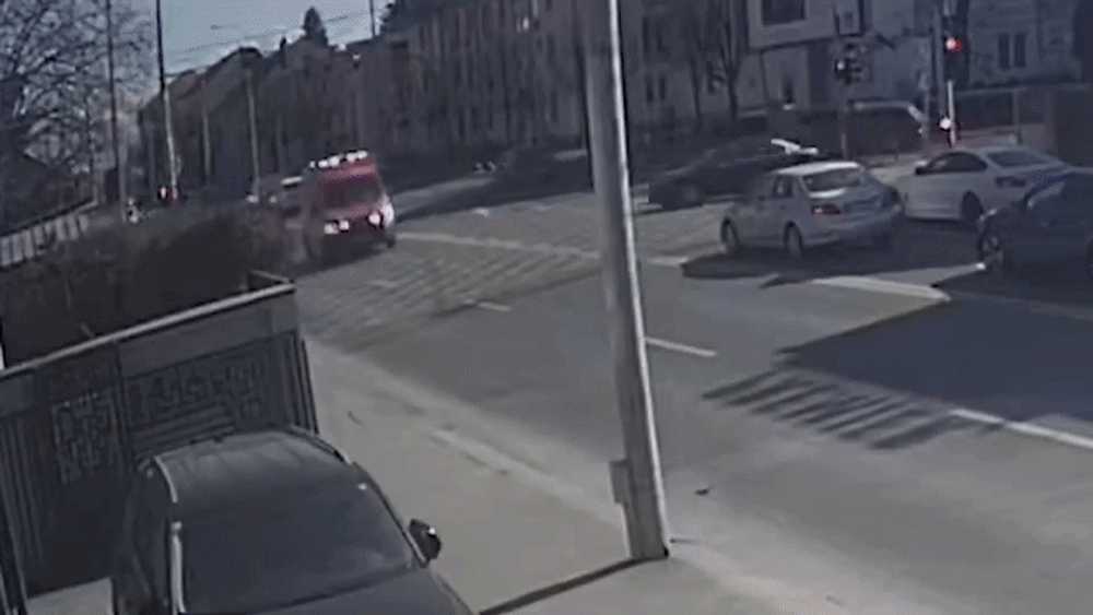 Momentul în care o ambulanță SMURD se răstoarnă după ce e lovită de o mașină pe o stradă din Sibiu