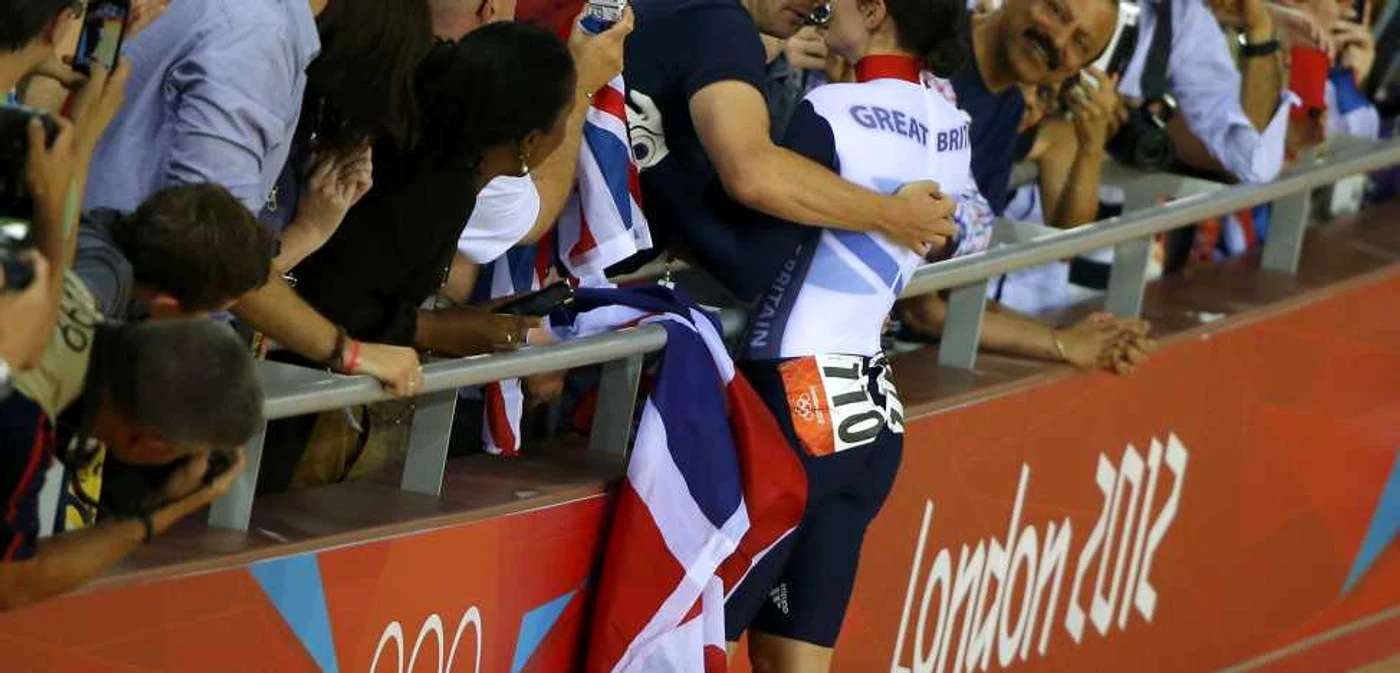 Ciclista Victoria Pendleton îşi sărută logodnicul, antrenorul Scott Gardner, la Jocurile Olimpice de la Londra - FOTO: Reuters