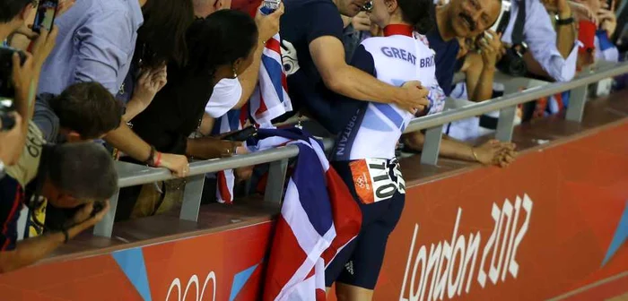 Ciclista Victoria Pendleton îşi sărută logodnicul, antrenorul Scott Gardner, la Jocurile Olimpice de la Londra - FOTO: Reuters