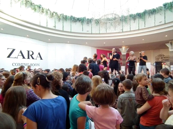 Sute de orădeni la concertul Andrei