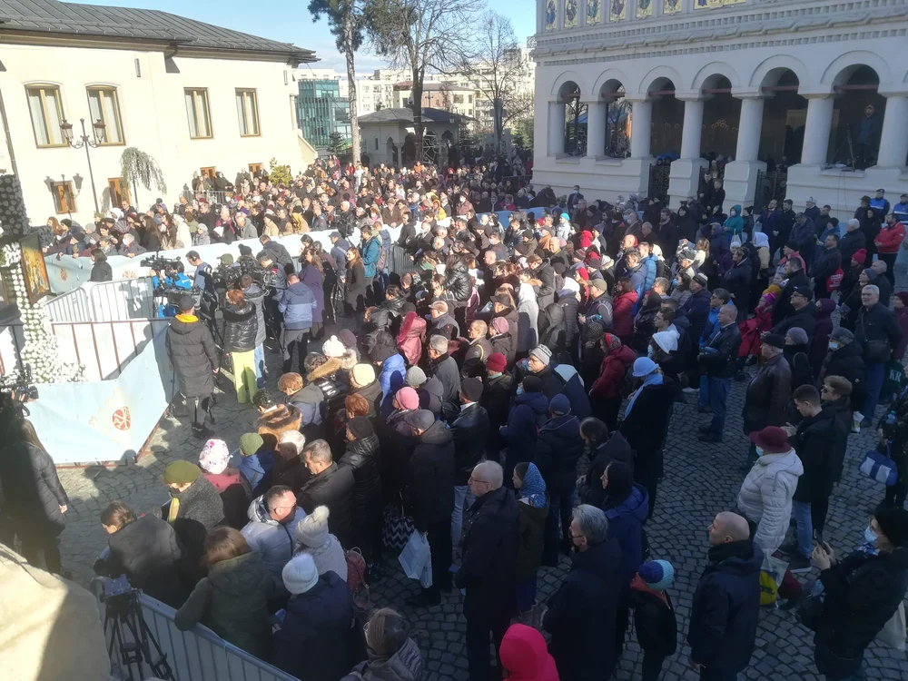 Aglomerație la slujba oficiată de patriarhul Daniel de Bobotează