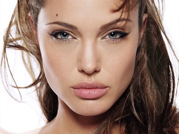 Angelina Jolie la 16 ani, fotografii în premieră