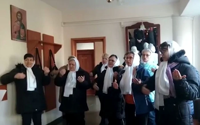 Grupul de colindătoare surdo-mute care interpretează colindele în limbaj mimico-gestual FOTO A. Mitran