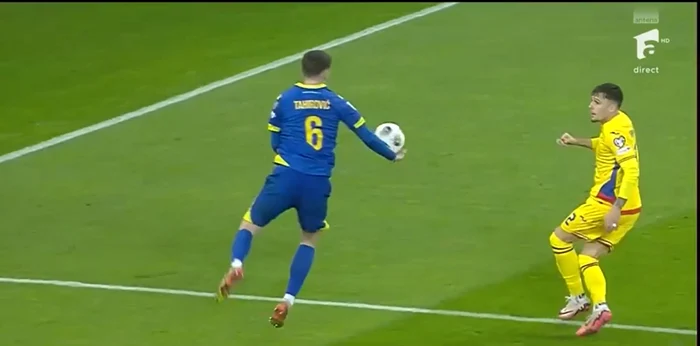 Tahirovic atinge clar mingea cu mâna, dar arbitrul refuză penalty-ul pentru România. Captură TV 