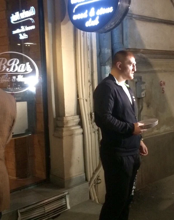 Cătălin Moroşanu a ieşit cu câteva farfurii în faţa restaurantului pregătit de scandal