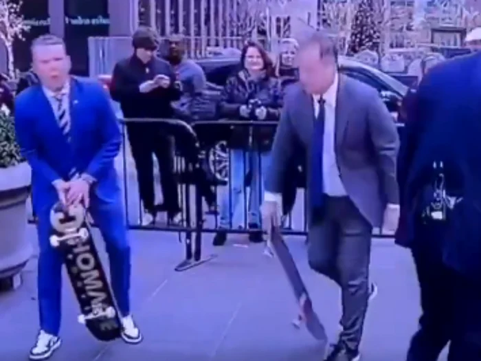 Pete Hegseth, lovindu-se din greșeală cu placa între picioare/FOTO: X @nexta_tv