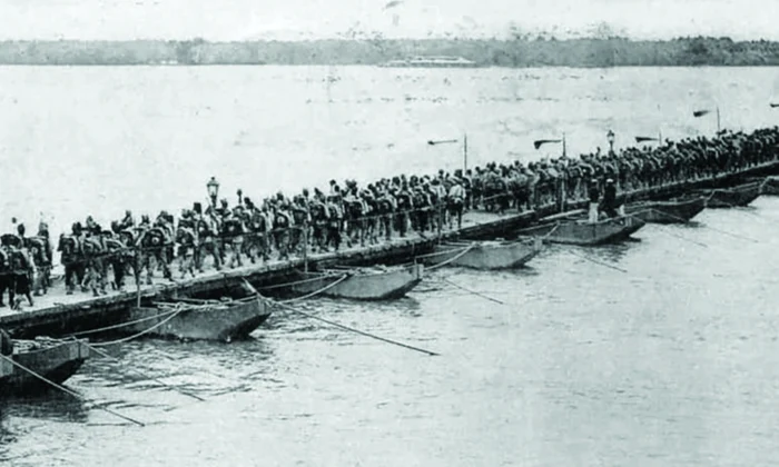 Armata romana trecand Dunarea in Bulgaria 1913 jpg