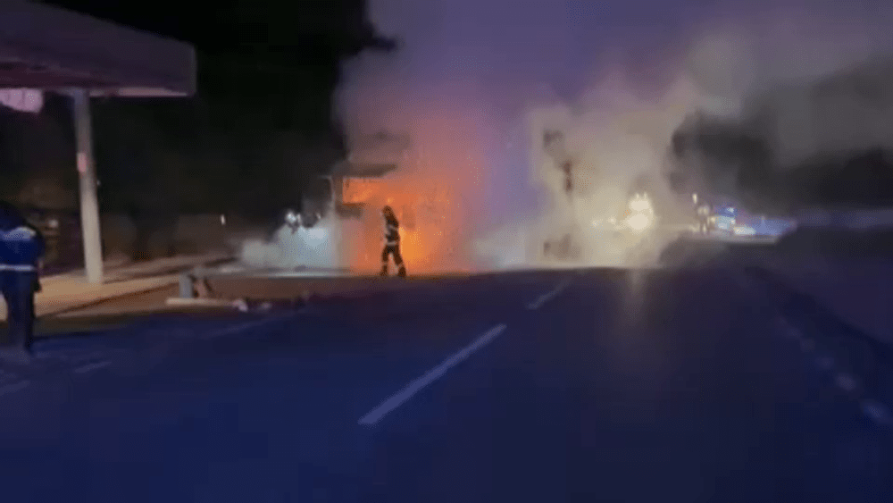 TIR cu materie primă pentru Pirelli, în flăcări. Încărcătura trebuia să ajungă la fabrica de anvelope VIDEO