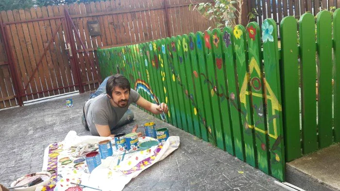 Tuncay Ozturk pictează