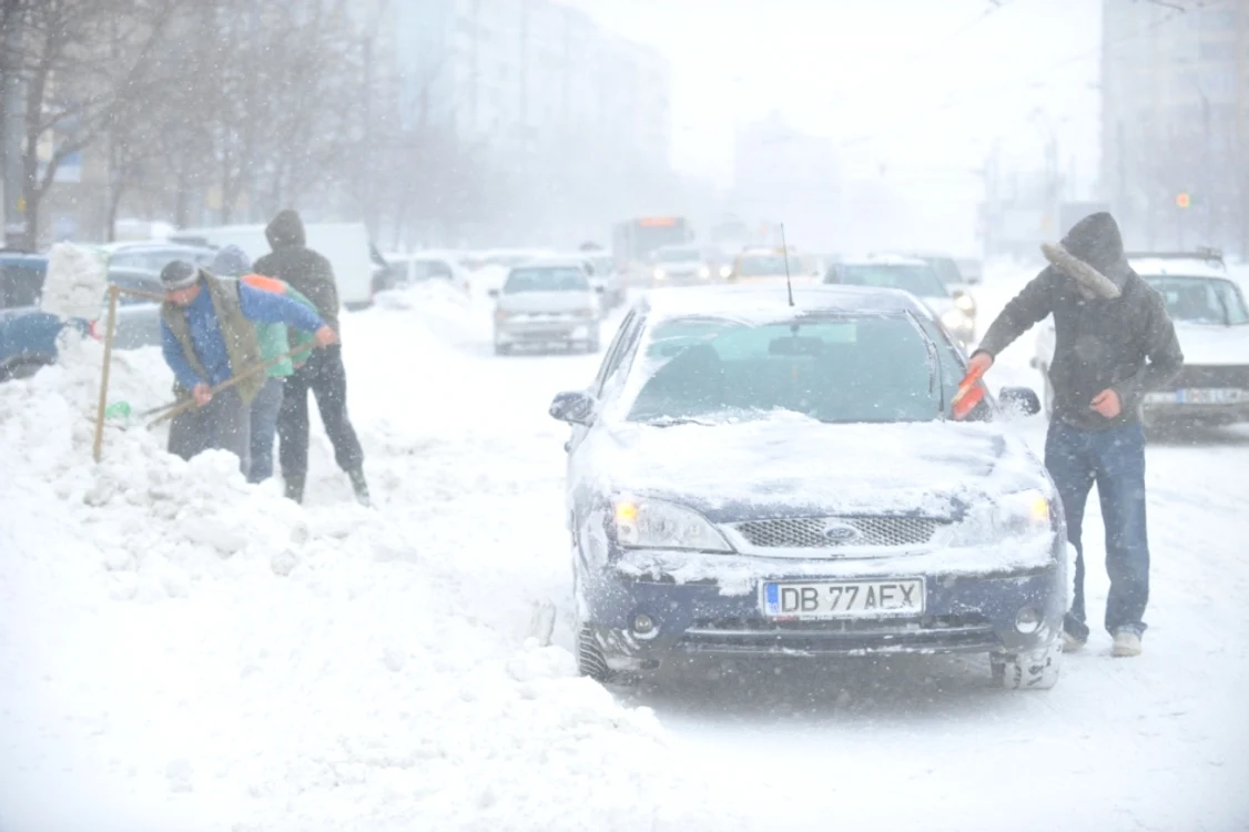 
    Traficul în Capitală a fost dat peste cap de ninsoare. (Foto: Sorin Antonescu)  