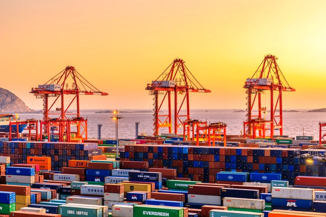 Containere într-un port