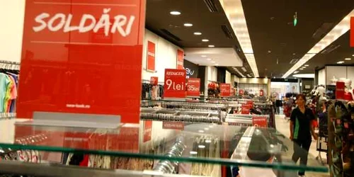 Majoritatea produselor de vară sunt reduse cu până la 70%
