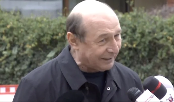 Așa arată Traian Băsescu după externare. Foto: Antena 3.ro