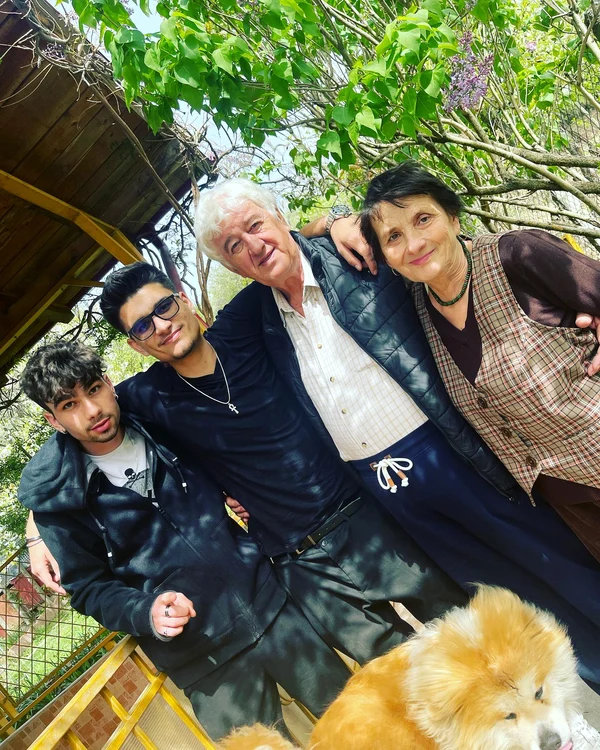 Nepoții și bunicii. Adică băieții și părinții Ralucăi Guslicov