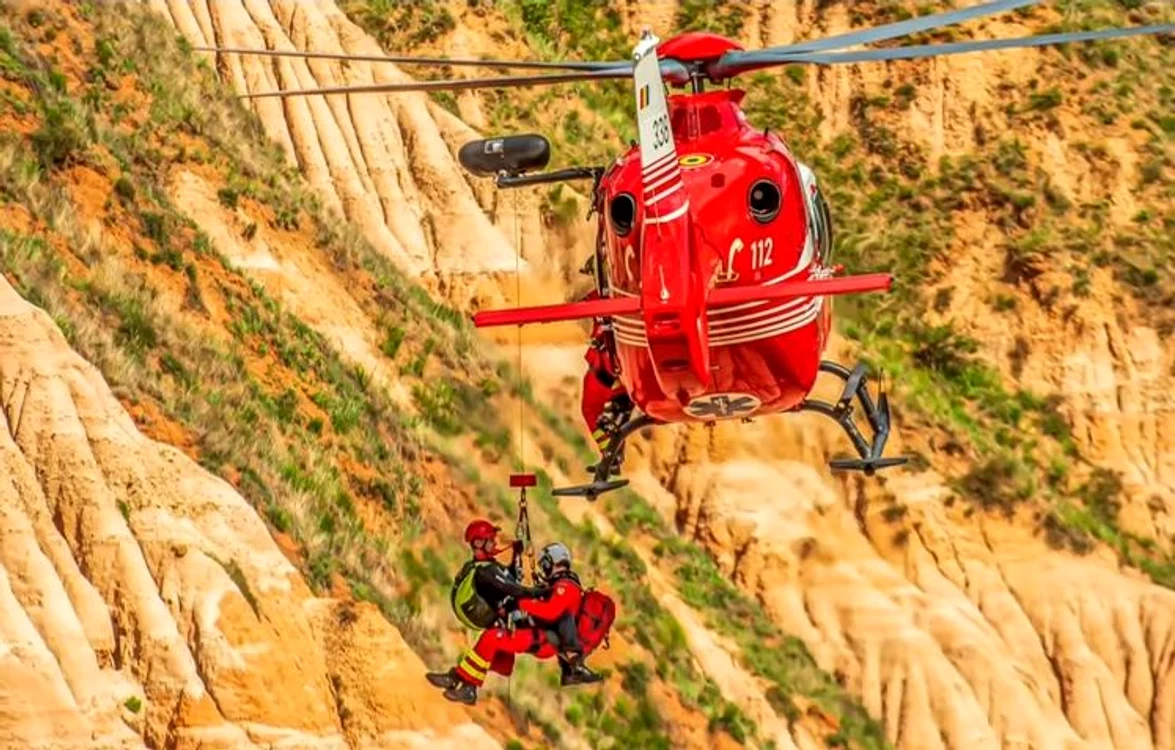 Momentul salvării unuia dintre cei doi copii FOTO Răzvan Rodean