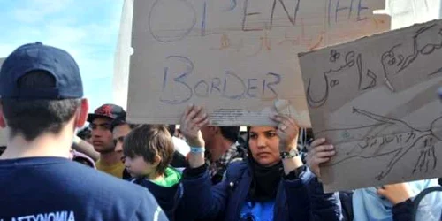 Migranti afgani cer deschiderea frontierei dintre Grecia si Macedonia FOTO AFP