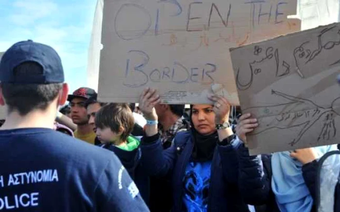 Imigranti afgani cer deschiderea frontierei dintre Grecia şi Macedonia FOTO AFP