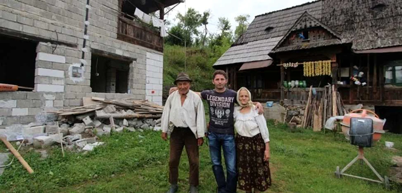 Vasile, cu bunicii lui, fotografiat de Kevin Rushby. Rushby povesteşte că, înainte de poză, bătrâna a fugit repede în casă să-şi schimbe basmaua cu una nouă şi curată FOTO The Guardian