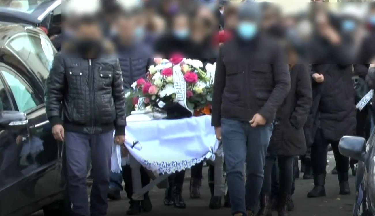 Fetiţa ucisă de tată a fost îngropată în cimitirul din Roman FOTO Observatornews.ro