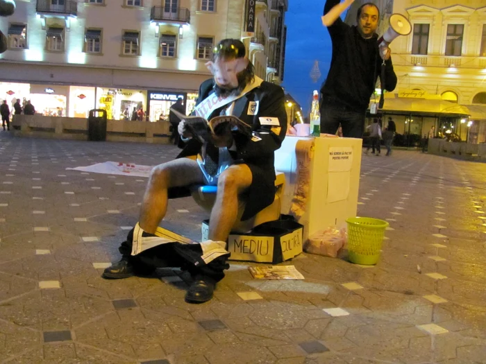 Spectacol la mitingul "Salvăm Roşia Montană" din Timişoara Foto: Ştefan Both