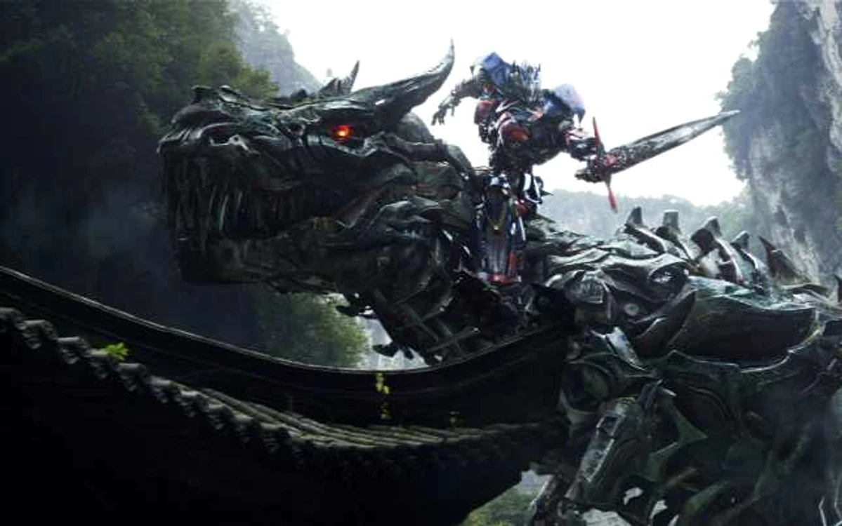 „Transformers: Age of Extinction“
introduce o nouă specie de roboţi, Dinoboţii, alături de „vechea
gardă“, formată din Optimus Prime sau Bumblebee FOTO cinemagia.ro