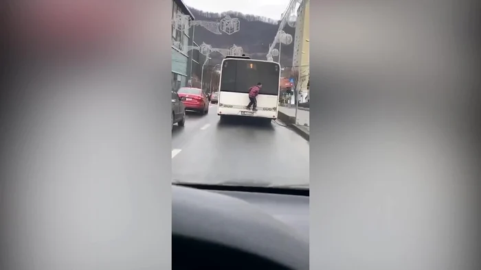 Puştiul s-a agăţat de spatele autobuzului. FOTO: Captură Video