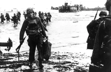 Soldați americani în Normandia, la 6 iunie 1944 (© Wikimedia Commons)