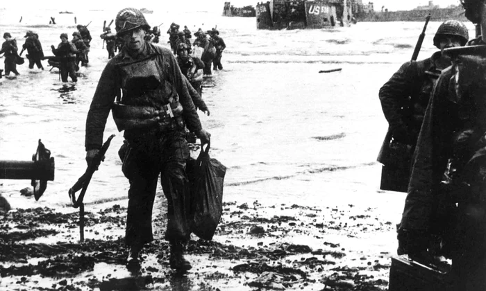 Soldați americani în Normandia, la 6 iunie 1944 (© Wikimedia Commons)