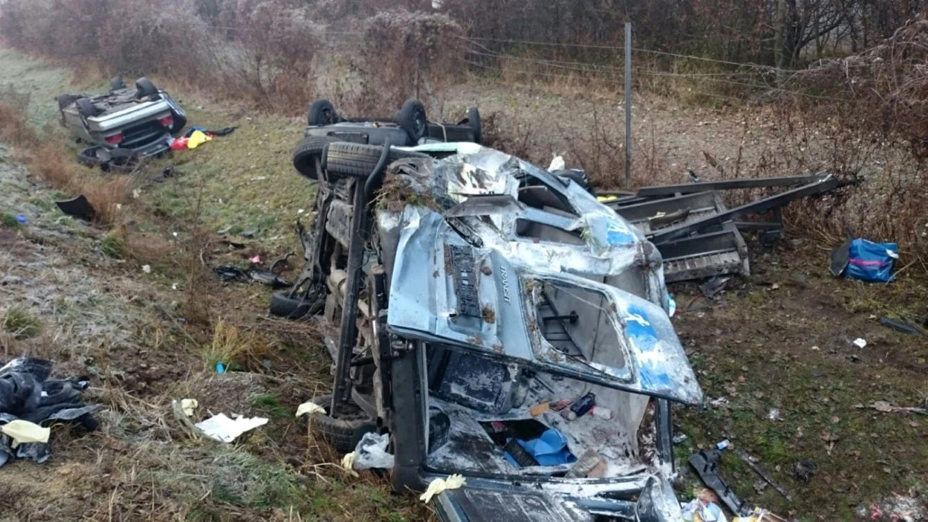 Microbuzul a fost distrus în totalitate în urma impactului FOTO: roteskreuz.at