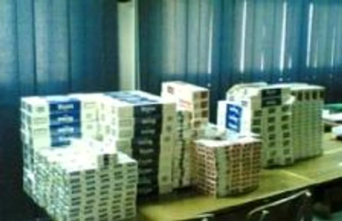 Cei doi suspecţi au furat circa 3.000 de pachete de ţigări