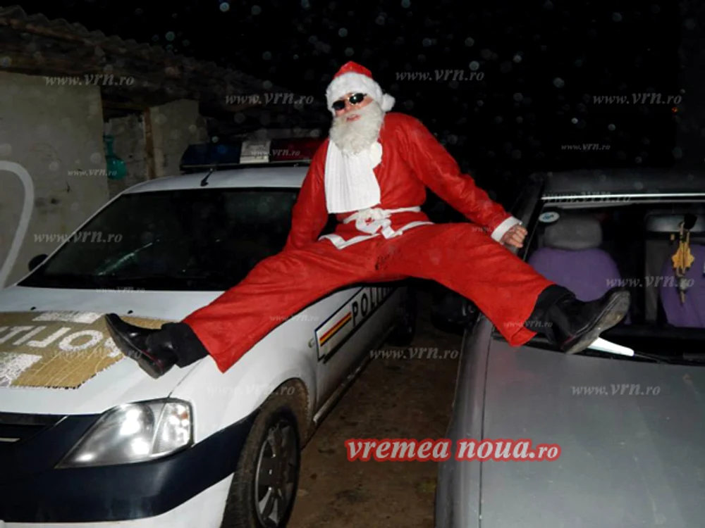 
    Căţărat pe o buturugă pe care scrie 