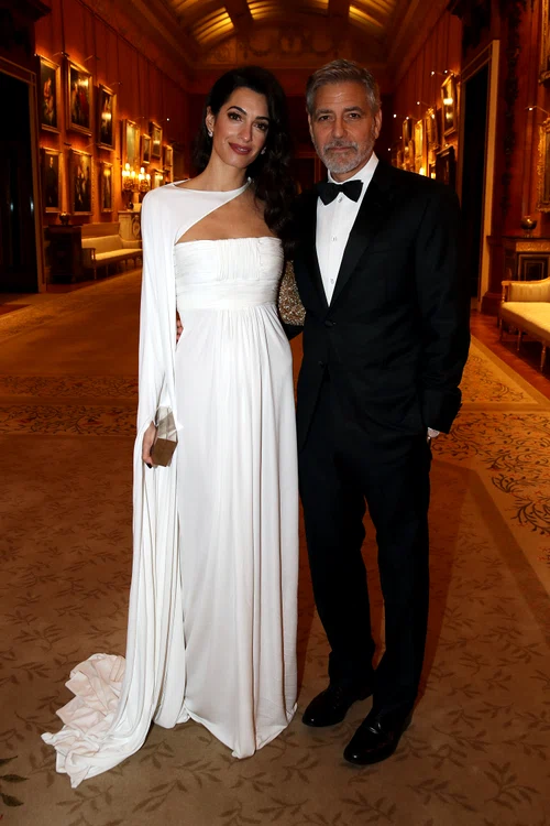Amal Clooney a purtat o rochie lungă, albă , la petrecerea organizată de prinţul Charles 