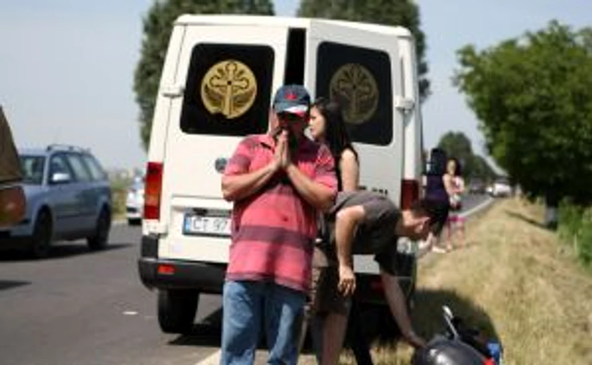 Mercedesul s-a răsturnat, Loganul a ajuns în vie, iar Renault-ul în şanţ