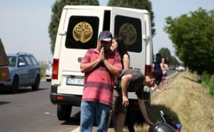 Mercedesul s-a răsturnat, Loganul a ajuns în vie, iar Renault-ul în şanţ