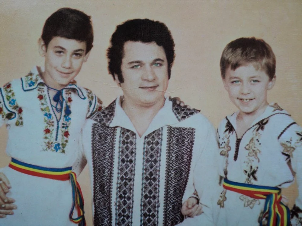 Ionuț și Dragoș Dolănescu, în costume populare alături de tatăl lor, vestitul Ion Dolănescu Foto: arhiva personală