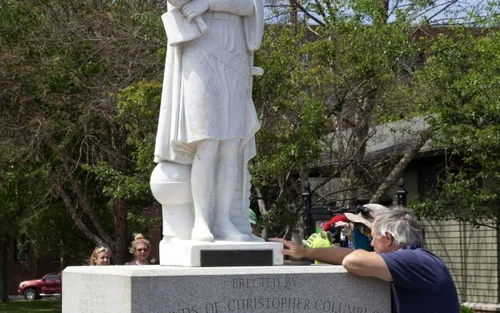 Razboiul împotriva statuilor Cristofor Columb decapitat la Boston FOTO Profimedia